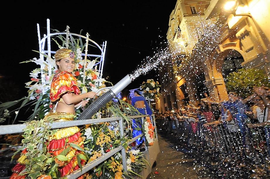 défilé à la fête du Jasmin fete-jasmin-grasse-fleurs-corso-enfants-famille-vacances-alpes-maritimes