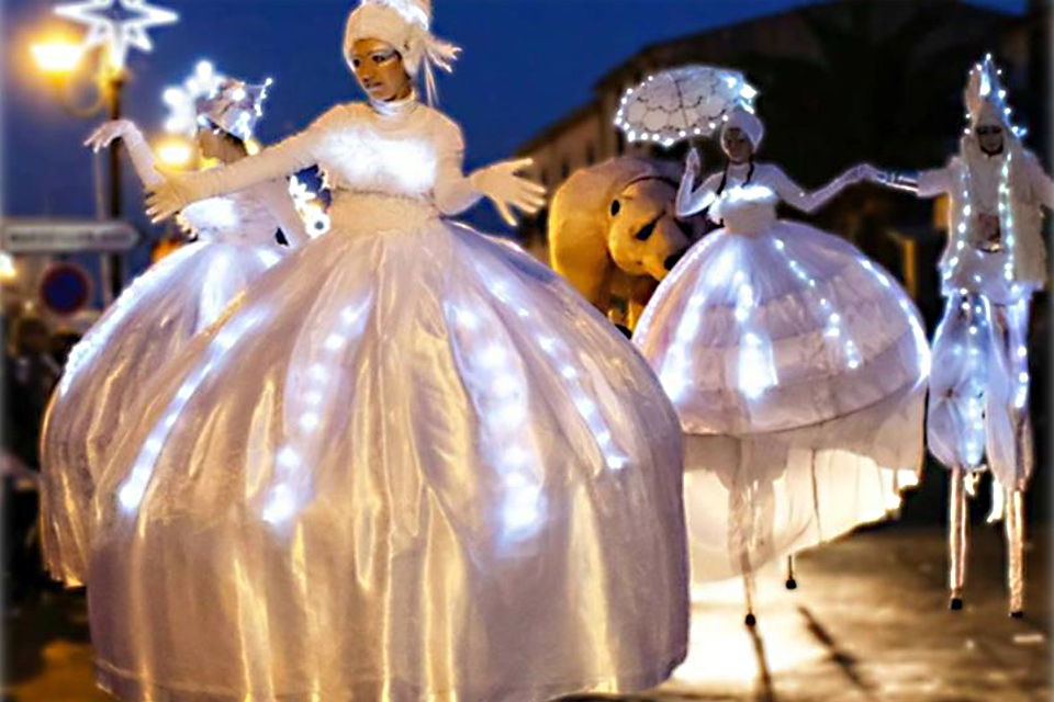 parade-noel-cannes-spectacle-rue-famille-animations-06-sortir