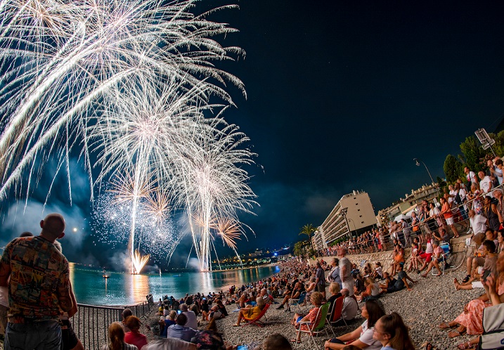 feu-artifice-ete-plage-cote-azur-vacances-juillet-aout-nice-menton-roquebrune