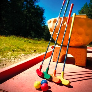 balade-montagne-isola-2000-ete-activites-enfants-mini-golf-trampoline