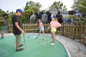 Adventure Golf Dinosaure adventure-golf-sortie-famille-alpes-maritimes