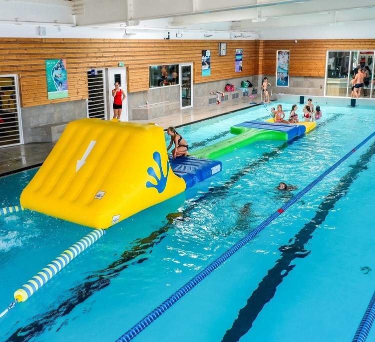 sortie-activites-loisirs-vacances-cote-azur-piscine-aquatique-enfants-famille