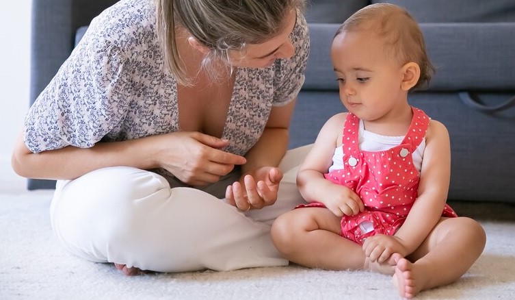 apprendre-langue-signes-avec-bebe-premiers-mots-signer-methode