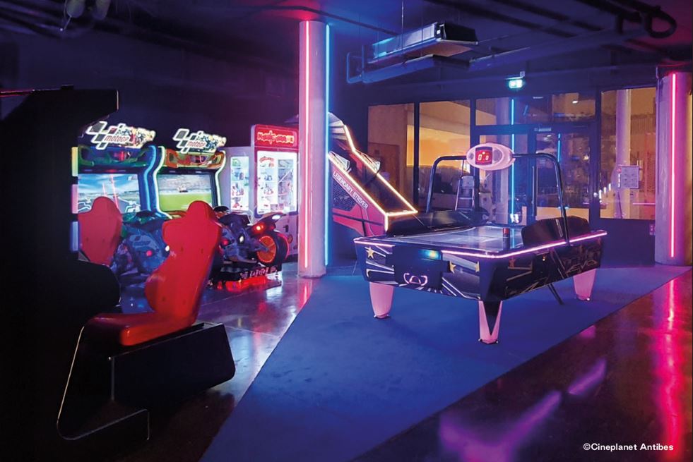 salle-jeux-video-arcade-enfants-adolescents-cinema-cineplanet-antibes