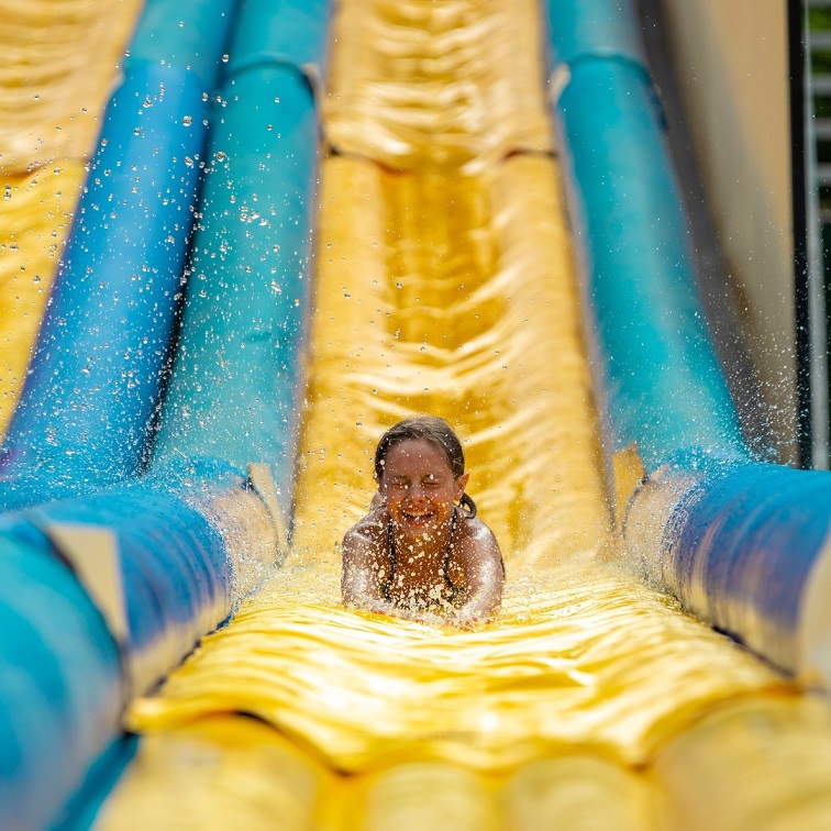 parc-jeux-eau-aquatique-loisirs-ete-enfants-famille-cote-azur