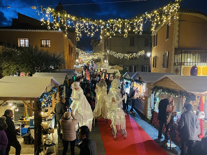 marche-noel-biot-programme-animations-spectacles-luge-famille-enfants