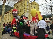 carnaval-drap-enfants-famille-chars-defile