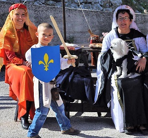 costumes à la fête médiévale de Tourette Levens fete-medievale-tourrette-levens-sortie-famille