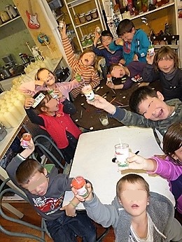 atelier-fabrication-bougie-enfant-famille-roquesteron