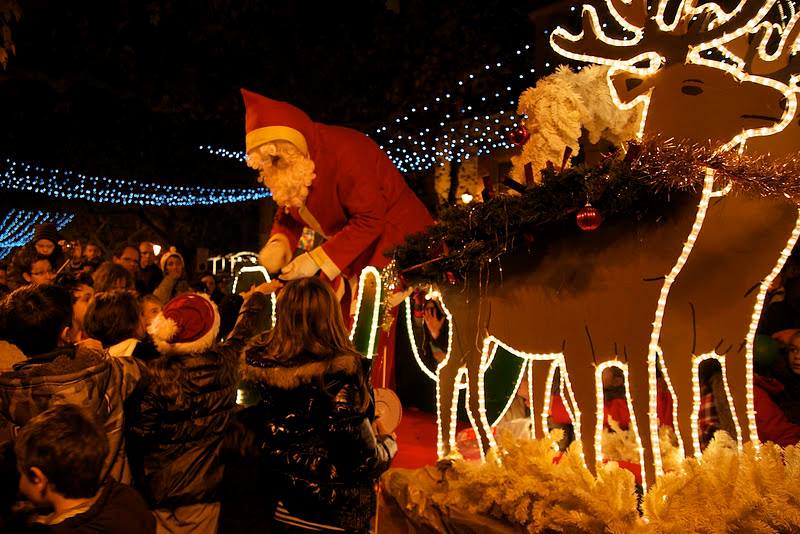 fête des lumières à Mouans Sartoux pere-noel-mouans-sartoux-enfants-marche
