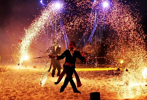 spectacle-pyrotechnique-noel-gratuit-gaude-06