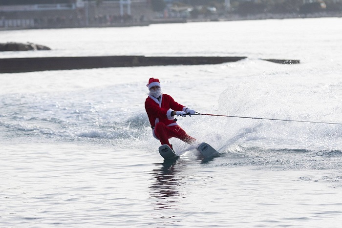 arrivee-pere-noel-ski-nautique-antibes