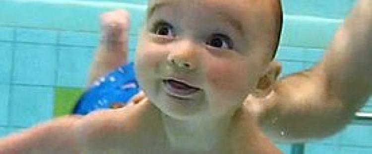 bebe-nageur-piscine-saint-laurent-var