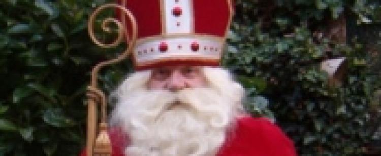 saint-nicolas-luceram-arrivee-enfants-bonbons