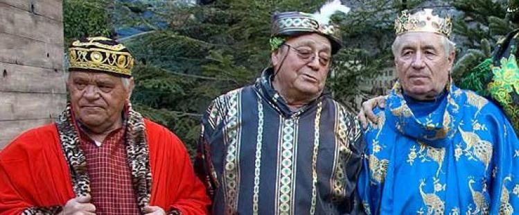 arrivee-rois-mages-luceram-galette-enfants