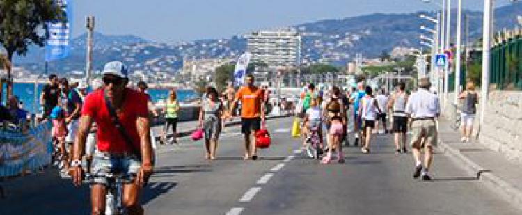 boulevard-midi-cannes-pieton-bord-de-mer