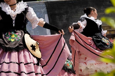 festin-mai-la-gaude-spectacle-danse-nicoise-folklore-printemps-traditions